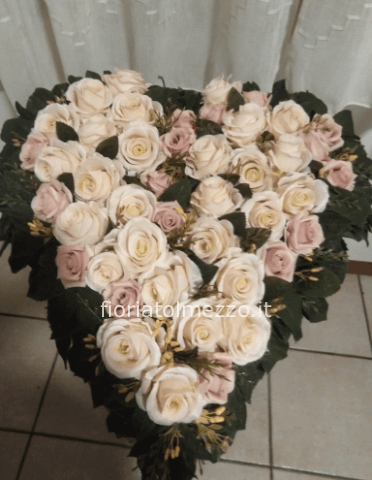 Cuore di fiori artificiali