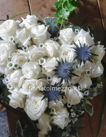 Rose bianche ed eringium