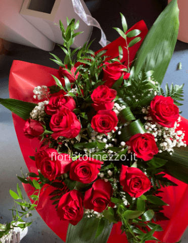 Bouquet di rose rosse gipsofila e verdi vari