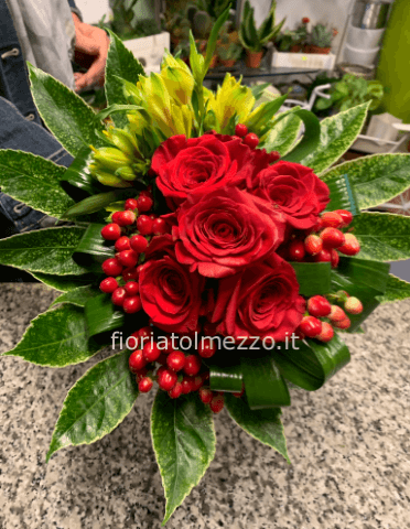 Bouquet di rose iperico e alstromelie