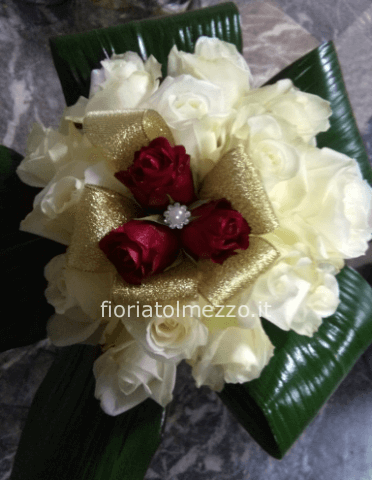 Bouquet rose bianche, roselline rosse e verde di chiusura