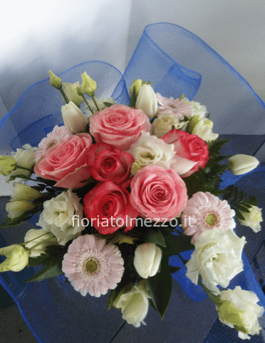 Rose rosa germini Bianchi lisiantus e tulipani