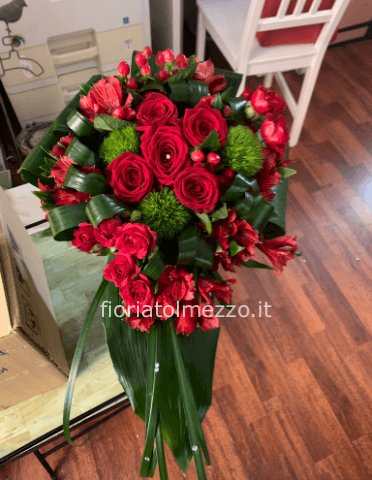 Rose rosse, iperico , alstromelia , greentrix, roselline a grappolo e foglie di chiusura