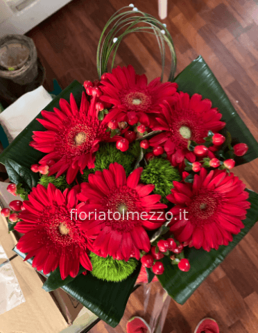 Bouquet con gerbere rosse greentrix, iperico rosso e foglie di chiusura