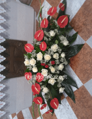 Anturium e rose bianche