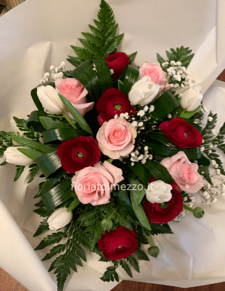 Bouquet con rose rosa tulipani ranuncoli e verdi vari