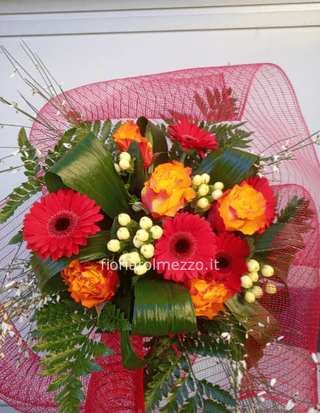 Bouquet di rose arancio e germini Rossi a partire da