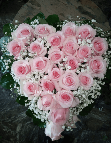 Cuore rose rosa e gipsofila a partire da 