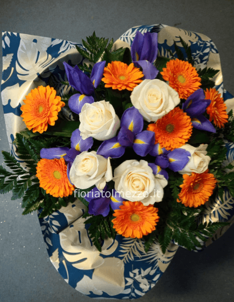 Bouquet di rose bianche con a partire da Iris e germini