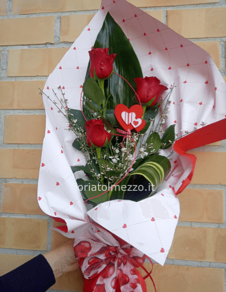 Tre rose rosse con verde  a partire da 